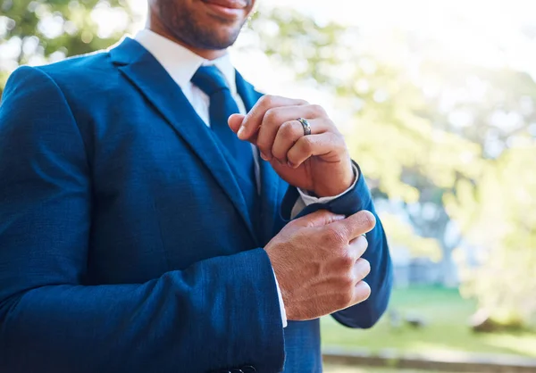 Feche Noivo Usando Terno Azul Com Uma Camisa Branca Gravata — Fotografia de Stock