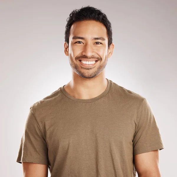 Bello Giovane Uomo Razza Mista Sorridente Felice Mentre Piedi Studio — Foto Stock