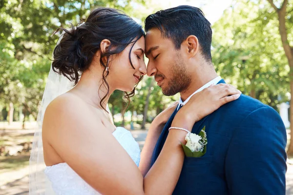 Menyasszony Vőlegény Együtt Állnak Megérintik Homlokukat Miközben Együtt Állnak Esküvőjük — Stock Fotó
