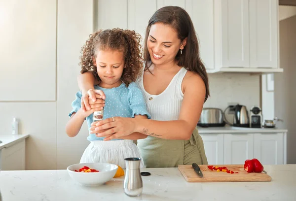 Madre Felice Che Insegna Alla Figlioletta Cucinare Cucina Casa Ragazzina — Foto Stock