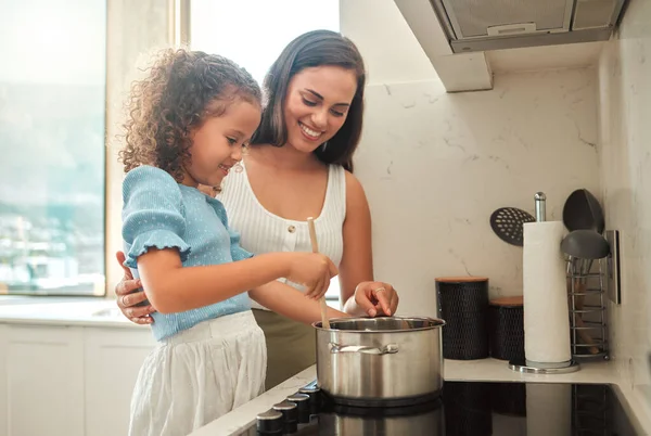 Adorabile Bambina Sua Madre Che Cucinano Insieme Casa Giovane Madre — Foto Stock