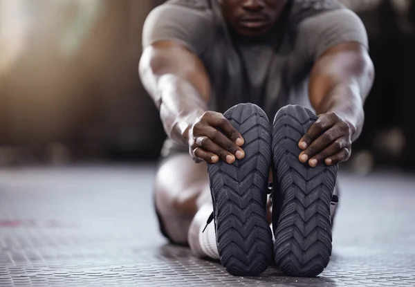 Ismeretlen Afro Amerikai Atléta Nyújtja Lábait Miközben Egyedül Tornateremben Erős — Stock Fotó