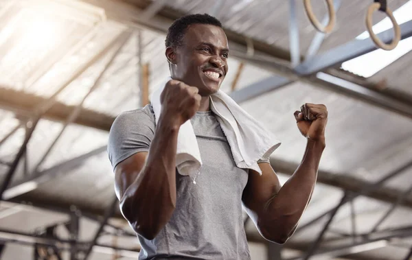 Uśmiechnięty Afrykański Atleta Zaciskający Pięść Aby Uczcić Sukces Podczas Treningu — Zdjęcie stockowe