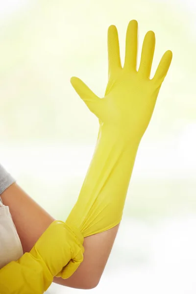 Eine Nicht Wiedererkennbare Hausangestellte Zieht Bei Der Arbeit Gummihandschuhe Eine — Stockfoto