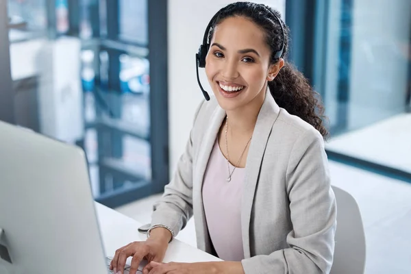 Young Happy Mixed Race Female Call Center Agent Using Desktop — Fotografia de Stock