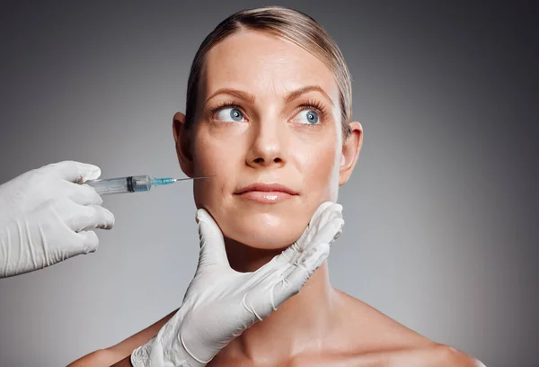 Mooie Volwassen Vrouw Krijgen Botox Injectie Studio Tegen Een Grijze — Stockfoto