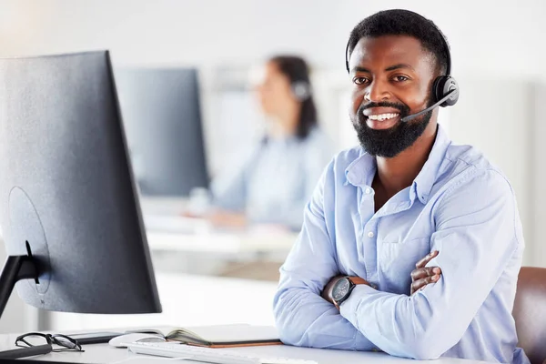Portret Van Een Gelukkige Jonge Afro Amerikaanse Mannelijke Callcenter Telemarketingagent — Stockfoto
