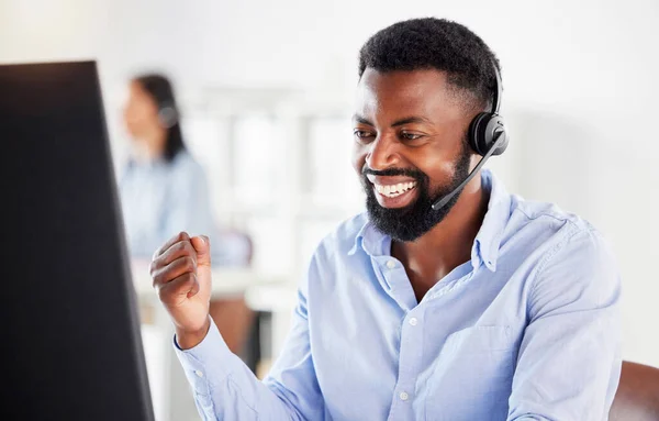 아프리카 미국인 남성은 사무실에서 일하는 기쁨으로 환호하고 주먹으로 허공을 주먹으로 — 스톡 사진