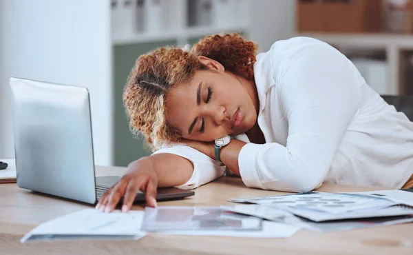 Young Mixed Race Businesswoman Sleeping Her Desk Office Alone Work — Foto de Stock