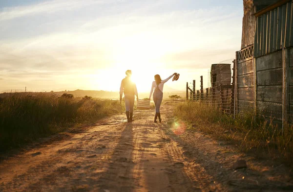 Two Farmers Carrying Basket Fresh Produce Walking Sunset Background Unrecognisable — Stockfoto