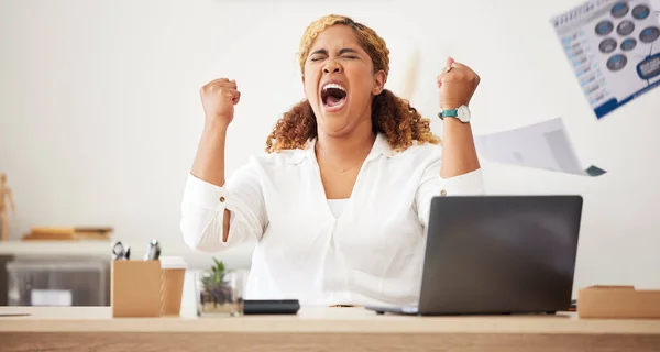 Angry Businesswoman Screaming Her Desk Frustrated Businesswoman Throwing Documents Air — Foto Stock