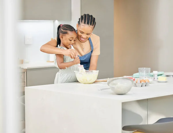 Знімок Привабливої Молодої Матері Язується Дочкою Допомагає Випікати Кухні Вдома — стокове фото