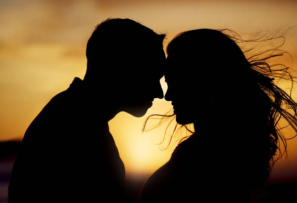 Silhouette Couple Enjoying Romantic Moment Foreheads Touching Sunset Background Unknown — Stockfoto