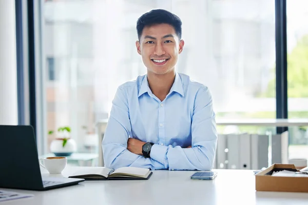 在笔记本电脑上工作的亚洲商人 在现代办公室工作的年轻亚洲商人的画像 快乐的商人在他的笔记本电脑上打字 在计算机上工作的专业企业家 — 图库照片