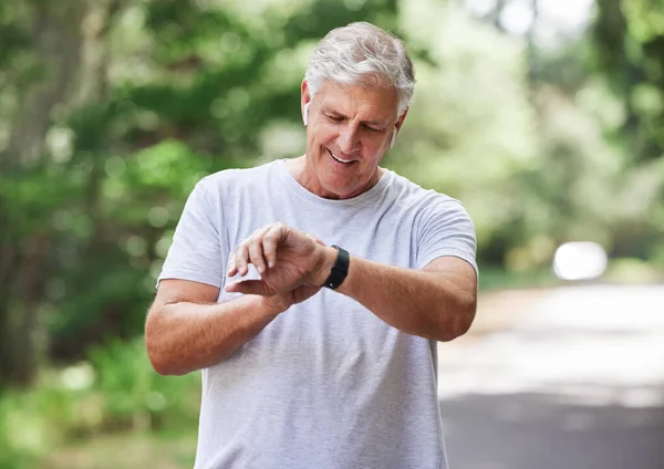 Shot Mature Man Checking His Wristwatch While Exercising Outdoors — Stock Photo, Image