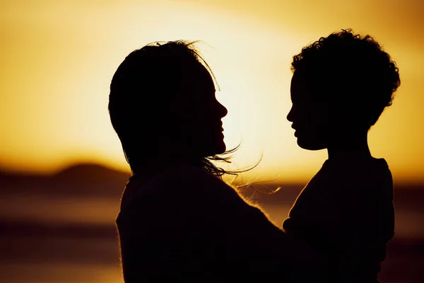 Silhouette Shot Mother Holding Her Son Beach Sunset Woman Kid — Stok fotoğraf