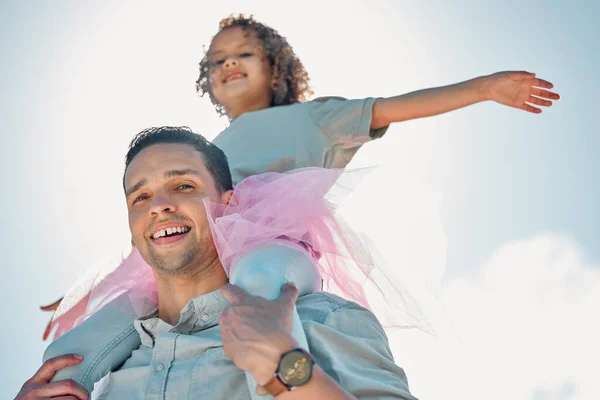 Low Portrait View Father Carrying His Daughter His Shoulders Outdoors — Fotografia de Stock