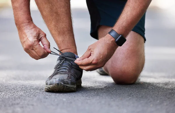 Nahaufnahme Eines Nicht Wiederzuerkennenden Mannes Der Seine Schnürsenkel Beim Sport — Stockfoto