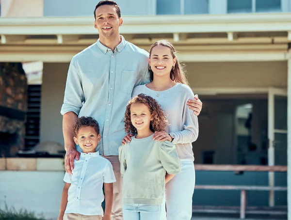 Portrait Happy Young Hispanic Family Enjoying Fun Day Out Backyard — ストック写真