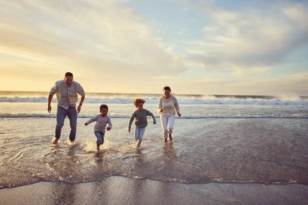 Familia Carreras Mixtas Corriendo Agua Divirtiéndose Juntos Playa Los Padres — Foto de Stock