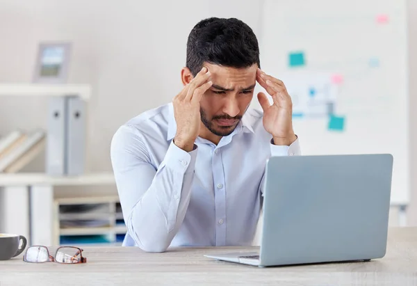 Młody Mieszany Biznesmen Cierpiący Ból Głowy Pracujący Sam Laptopie Biurze — Zdjęcie stockowe
