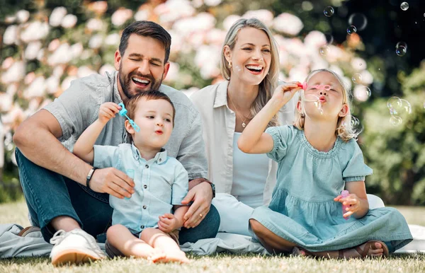 Smiling Caucasian Family Blowing Soap Bubbles Fun While Relaxing Together — Fotografia de Stock