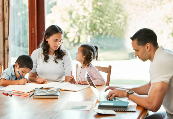 Giovane Madre Mista Aiutare Suoi Figli Con Compiti Mentre Padre — Foto Stock