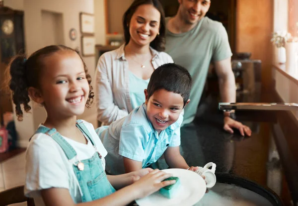 年轻快乐的混血父母带着儿子和女儿在厨房里洗碗 弟弟姐姐帮妈妈和爸爸洗碗 洗盘子的女孩 — 图库照片