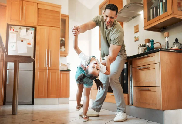Een Vader Dochter Die Thuis Keuken Dansen Schattig Gelukkig Klein — Stockfoto