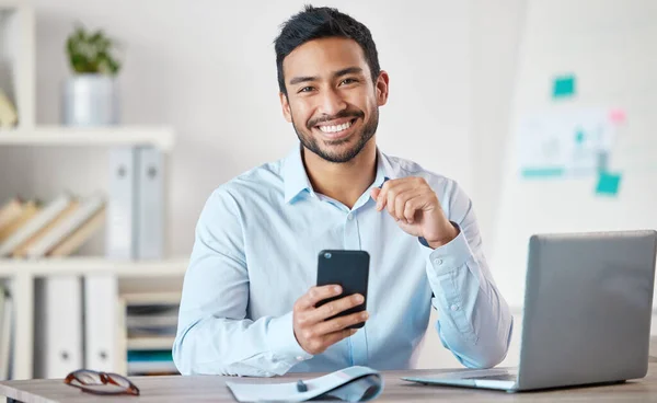 Portrait Young Handsome Happy Mixed Race Businessman Using Social Media — Fotografia de Stock