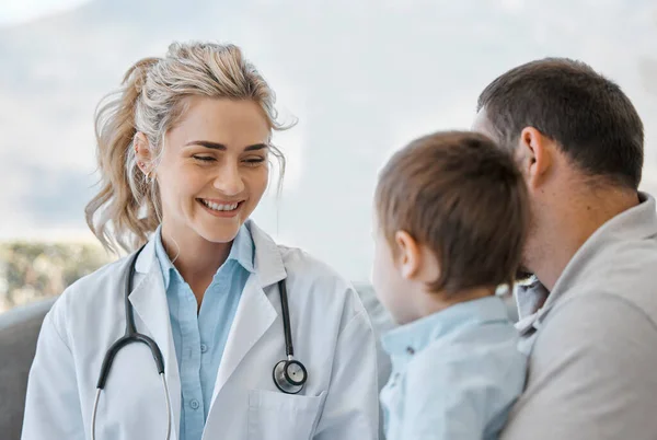 Lächelnder Kinderarzt Nach Einer Untersuchung Glücklicher Kaukasischer Arzt Mit Einem — Stockfoto