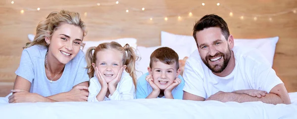 Yatakta Yatan Genç Bir Ailenin Portresi Evli Çift Evde Kızlarıyla — Stok fotoğraf