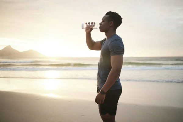Hombre Forma Bebiendo Agua Tomando Descanso Joven Atleta Afroamericano Haciendo — Foto de Stock