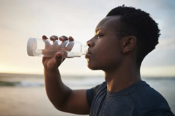Passa Mannen Dricksvatten Tar Paus Ung Afroamerikansk Idrottare Som Tränar — Stockfoto