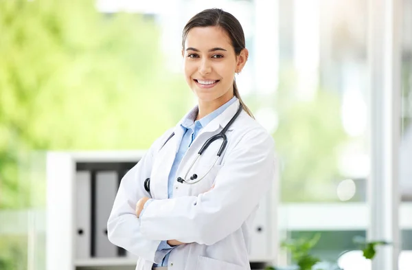 Confident Young Mixed Race Female Doctor Standing Her Arms Crossed — Stock fotografie