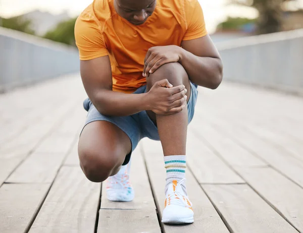 Ένας Δρομέας Πόνο Στο Γόνατο Ένας Αφροαμερικάνος Αρπάζει Γόνατό Του — Φωτογραφία Αρχείου