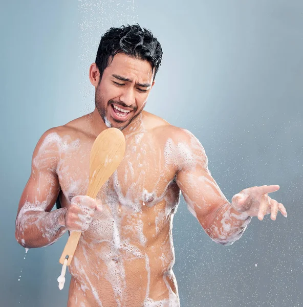 Duşta Şarkı Söyleyen Yakışıklı Genç Adam Temiz Suyun Altında Sabunu — Stok fotoğraf
