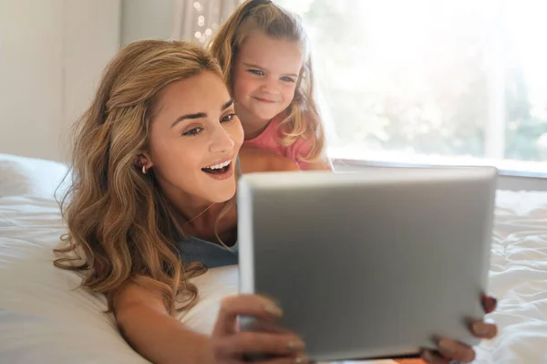 Happy Young Caucasian Mother Daughter Using Digital Tablet Together Relaxing — Zdjęcie stockowe