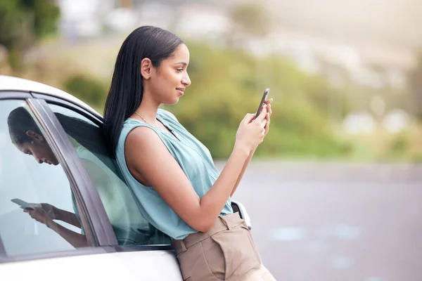 Kobieta Opierająca Się Sms Samochodu Bizneswoman Używająca Telefonu Komórkowego Przewijania — Zdjęcie stockowe