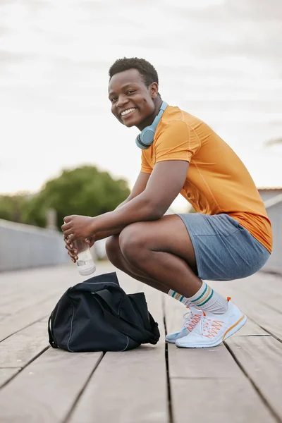 Szczęśliwy Sportowiec Robi Sobie Przerwę Ćwiczeń Afroamerykanin Spogląda Kamerę Spoczywając — Zdjęcie stockowe