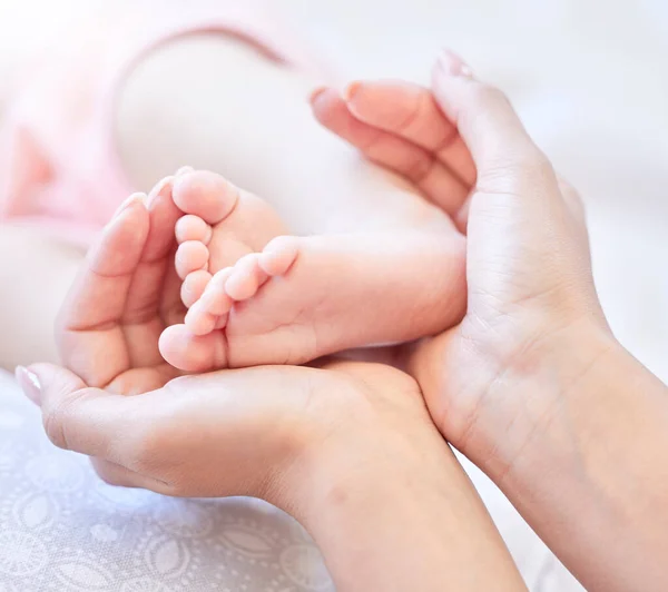 Mother Holding Baby Feet Closeup Tiny Newborn Baby Feet Held — Stock Photo, Image