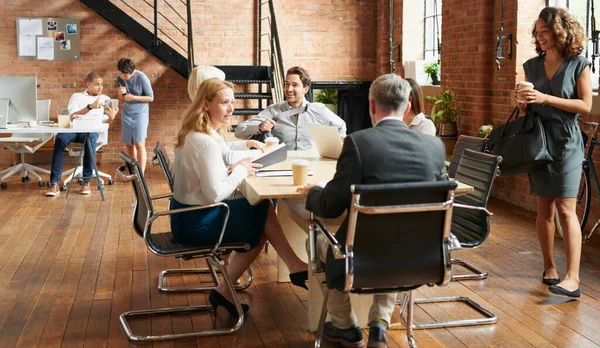 Girato Gruppo Uomini Affari Che Hanno Una Riunione Ufficio — Foto Stock