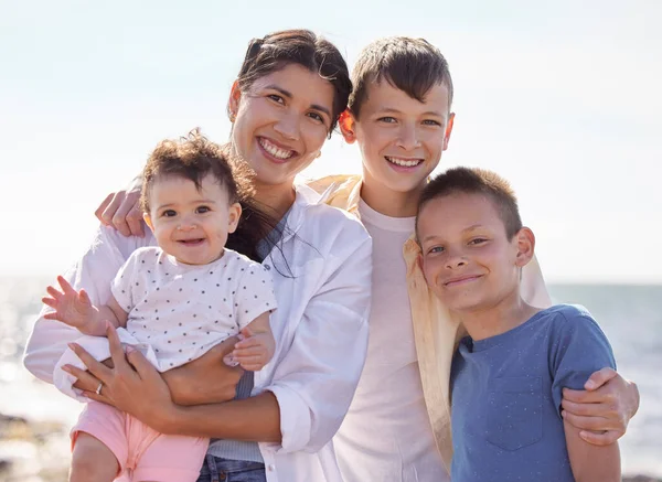 Matka Adoptowanymi Dziećmi Portret Wieloetnicznej Rodziny Plaży Szczęśliwa Rodzina Wakacjach — Zdjęcie stockowe