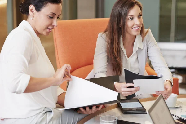 Deux Femmes Affaires Avec Des Ordinateurs Portables Des Blocs Notes — Photo