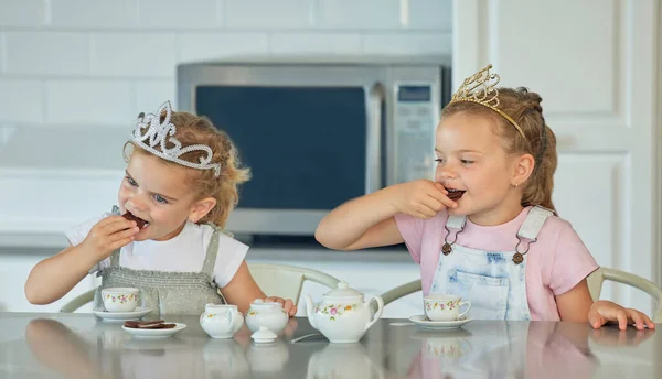 Duas Meninas Fazendo Uma Festa Chá Princesa Casa Irmã Irmãos — Fotografia de Stock