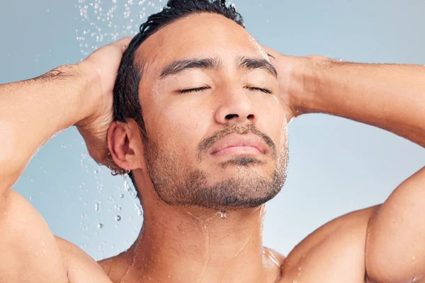 Close Muscular Asian Man Showering Alone Washing His Hair Blue — Fotografia de Stock