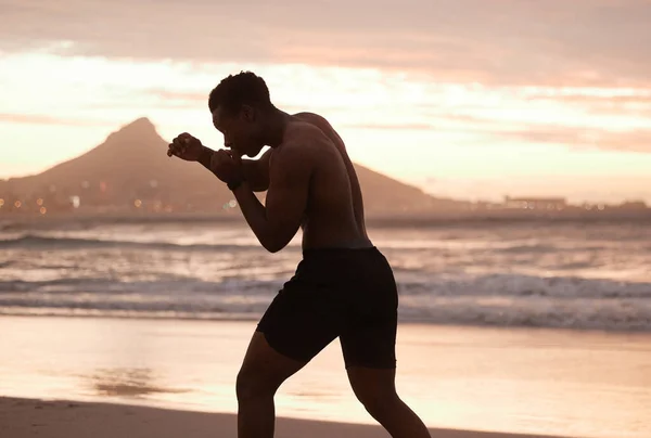 Satu African American Man Berlatih Tinju Bayangan Pantai Saat Matahari — Stok Foto