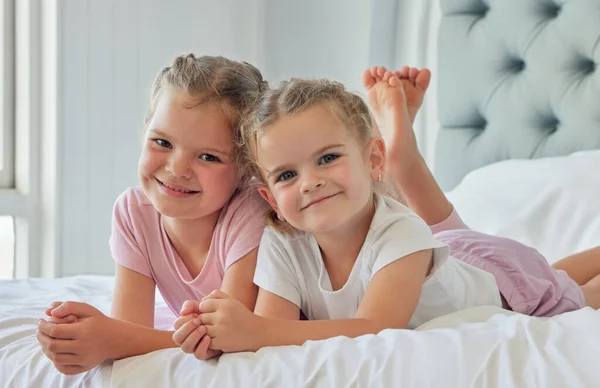 Portrait Frères Sœurs Jouant Ensemble Deux Filles Caucasiennes Relaxent Ensemble — Photo