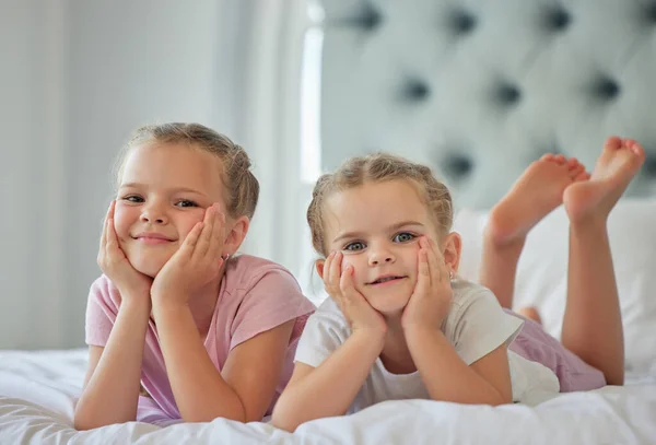 Πορτραίτο Δύο Μικρών Κοριτσιών Ξαπλωμένων Ένα Κρεβάτι Στο Σπίτι Χαμογελώντας — Φωτογραφία Αρχείου