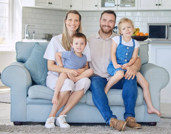 Famiglia Caucasica Felice Allegra Con Due Bambini Sorridenti Seduti Sul — Foto Stock